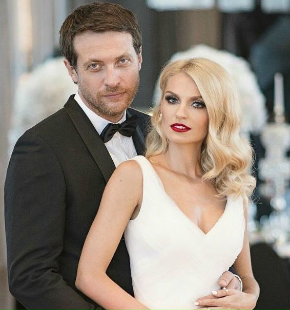 Кирилл Сафонов и Александра Савельева отмечают восьмую годовщину свадьбы!