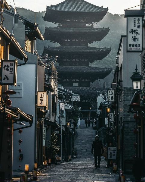 Бесконечные лабиринты улиц и неповторимый культурный колорит Киото. 