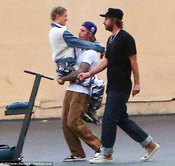 Джастин Бибер носит свою девушку на руках! 