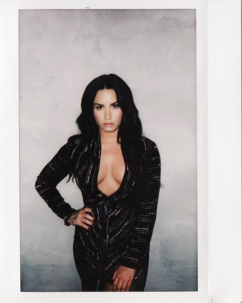 Demi Lovato похвасталась грудью! 