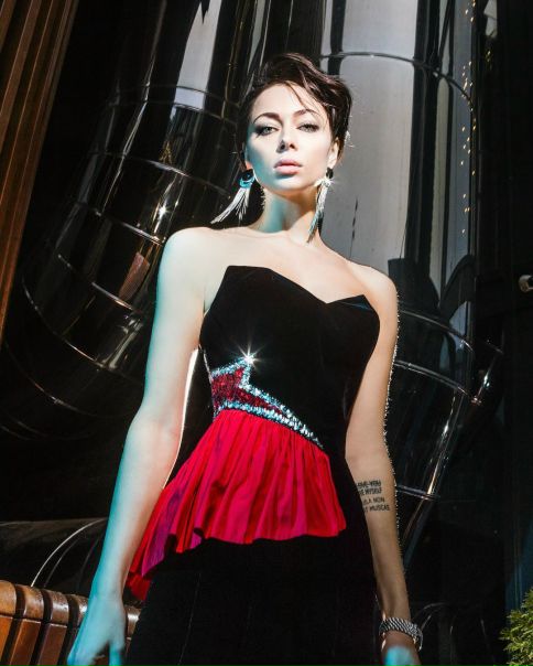 Накаченная Настасья Самбурская сделала фото в платье!