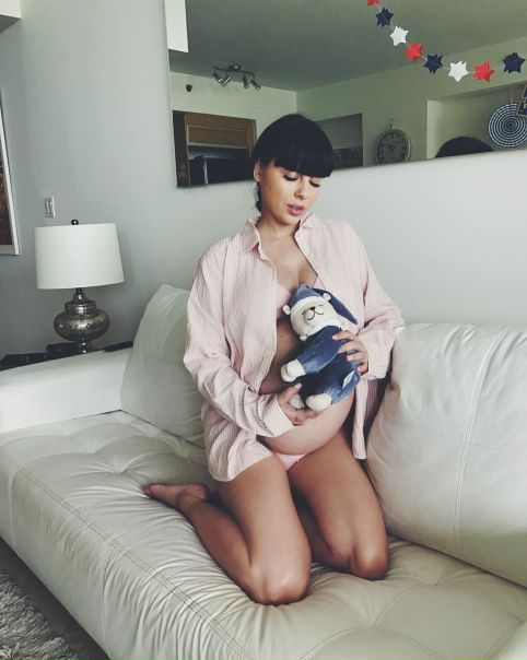 Беременная Нелли Ермолаева продолжает показывать животик! 