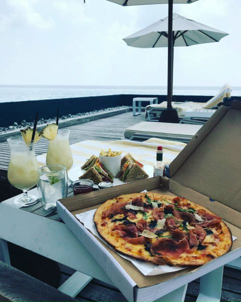 Слава сорвалась с диеты! 