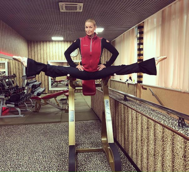 Шпагатная серия Анастасии Волочковой продолжается!