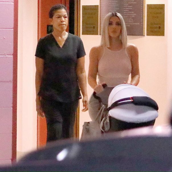 Папарацци продолжают фотографировать Ким Кардашьян с новорожденной дочкой!