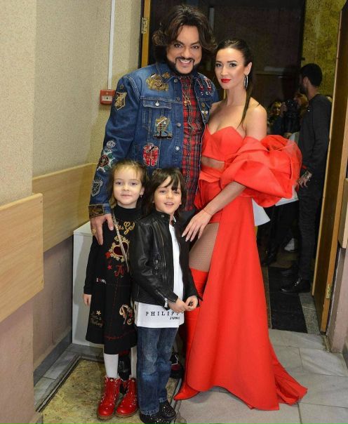 Филипп Киркоров подарил Ольге Бузовой чехол от Louis Vuitton для смартфона за 70 тысяч рублей!