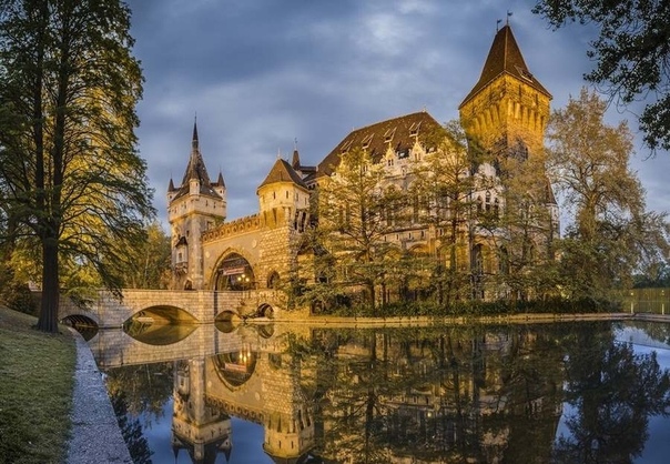 Замок Вайдахуняд, Венгрия.