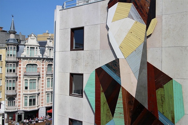 Бельгийский стрит-арт художник Стефан де Круук (Stefaan De Croock), также известный как Strook, пишет свои геометрические картины не только краской. Многие его работы выполнены из старых дверей и деревянных панелей. Он вырезает из них необходимые по форме и цвету части, а затем соединяет их в один образ.