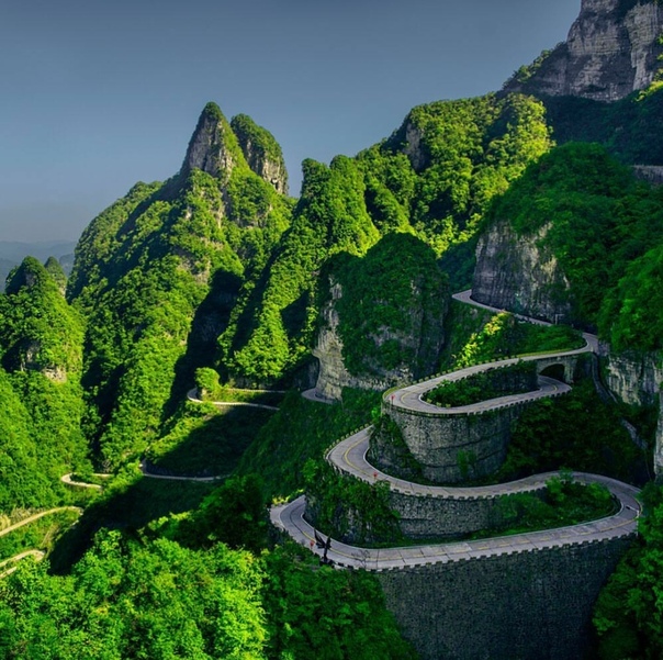 Дорога на гору Тяньмэнь с 99 изгибами, провинция Хунань, Китай