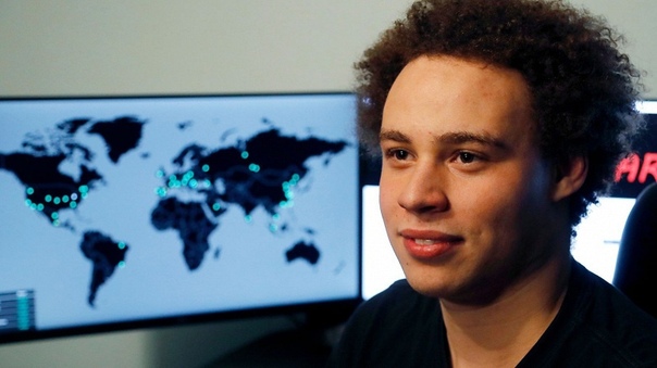 Британский эксперт в области кибербезопасности Маркус Хатчинс (Marcus Hutchins), в заслугу которому ставят нейтрализацию глобальной атаки вымогательского ПО WannaCry в 2017 году, признал себя виновным в создании вредоносных программ. Он был обвинен в Соединенных Штатах и признал себя виновным в двух пунктах обвинения из десяти, после чего правительство США согласилось отменить оставшиеся пункты во время вынесения приговора. «Я признал себя виновным в двух обвинениях, связанных с написанием вредоносных программ за несколько лет до моей карьеры в области безопасности», — сказано в заявлении Хатчинса, также известного как MalwareTech. Хатчинсу грозит лишение свободы на срок до пяти лет по каждому из обвинений и крупный штраф. Источник напоминает, что Хатчинс был арестован в 2017 году Лас-Вегасе по обвинению в том, что в период с июля 2014 по 2015 год он создавал и продавал вредоносную программу Kronos, используемую для кражи банковских учетных данных.