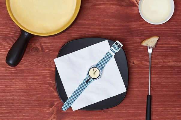 Компания Apple судится очень часто, но редко делает это более одного раза с одним и тем же оппонентом, если говорить о разных исках. Однако с швейцарским часовщиком Swatch Apple столкнулась уже дважды и дважды проиграла. Напомним, несколько недель суд встал на сторону Swatch. Тогда речь шла о попытке со стороны Apple запретить ответчику использовать слоган «Tick different», так как он слишком похож на «Think different». Теперь же Apple проиграла ещё одно дело против Swatch, причём очень схожее. Купертинский гигант хотел запретить швейцарской компании использовать фразу «One more thing», и тут уже речь не о схожести, а о полной идентичности. Однако Swatch признали невиновной, а Apple ещё и придётся оплатить компании судебные издержки. Объяснение такому решению на самом деле достаточно простое и логичное. Фраза «One more thing» стала известна благодаря Стиву Джобсу и ассоциировалась в первую очередь с ним, хотя позже её использовал также и Тим Кук. Но эта фраза никогда не имела прямого отношения к какому-либо продукту и звучала исключительно на презентациях. В случае же со Swatch фраза использовалась для рекламы конкретных продуктов, а навеяна она была, по словам самой компании, вовсе не бывшим главой Apple, а детективным сериалом «Коломбо», в котором сам детектив очень часто использовал подобную фразу — «Just one more thing».