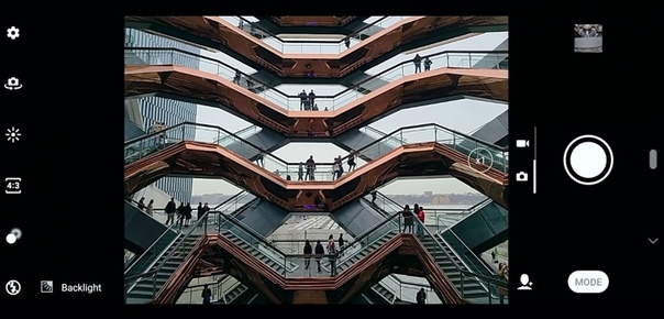 Несмотря на то, что смартфон Sony Xperia 1 был анонсирован ещё в феврале, в продажу он поступит лишь 26 апреля. Об аппарате мы знаем уже всё, кроме разве что региональных цен. В частности, это будет первый аппарат Sony с тройной основной камерой. Она будет включать три 12-мегапиксельных датчика. Теперь же, в преддверии старта продаж, Sony решила показать, на что способен смартфон, если говорить о его фотовозможностях. Отметим, что на видео есть ошибка: перепутаны значения диафрагмы для обычной камеры и сверхширокоугольной. К сожалению, из видео что-то новое почерпнуть не выйдет, а то, какие именно камеры установлены в Xperia 1, мы и так знали. В данном случае речь скорее о напоминании о том, что такой смартфон есть и он ещё не вышел на рынок.