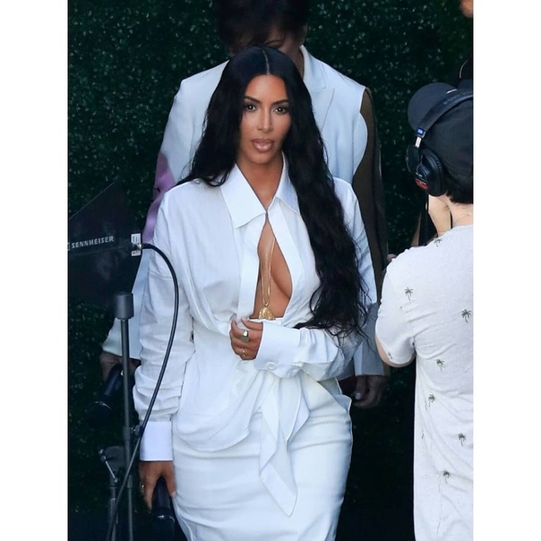 Ким Кардашьян на фэшн-саммите в LA представила поп-ап корнер с косметикой KKW Beauty. 