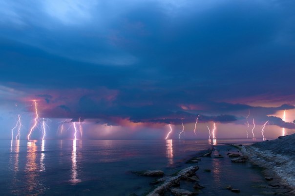 Гроза у побережья Черного моря в районе Анапы.