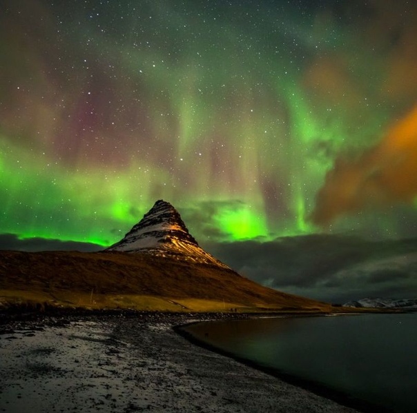 Северное сияние над горой Киркьюфелл, Исландия.