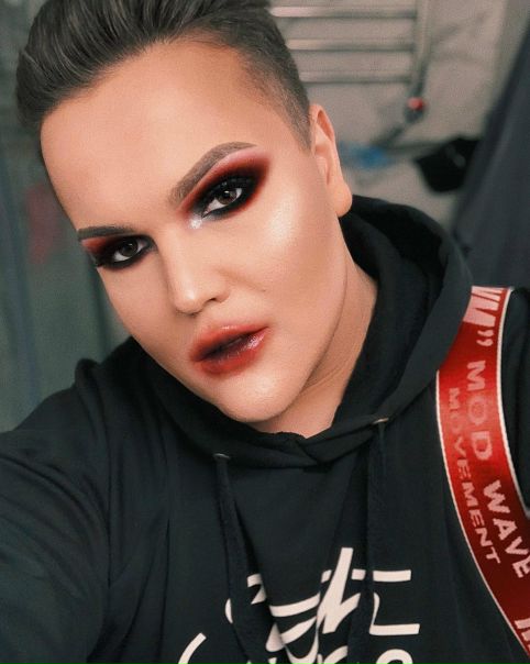 Игорь Синяк продолжает эксперименты с макияжем!