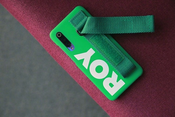 Три объектива смартфона Xiaomi Mi 9 позволяют пользователю выбирать разные фокусные расстояния, но для этого в каждый конкретный момент времени нужно выбирать конкретный объектив. А что делать, если нужно плавно навестись на объект Дело становится непростым, особенно если учесть, что оптической стабилизации в этой модели нет. Но в компании уже работают над возможностью, которая наверняка будет востребована многими пользователями модели. Речь – о плавном зуме, который будет работать по примеру зума в обычной камере. Автоматика сама будет выбирать и переключать объективы в зависимости от того, какой объект захочет заснять пользователь и, соответственно, удаленности этого объекта. Глава компании Лей Цзунь (Lei Jun) отмечает, что реализовать функцию плавного зума не так-то и просто. Во-первых, смартфон должен очень быстро переключаться между объективами – так, чтобы это было незаметно для пользователя. Во-вторых, не должна меняться экспозиция и баланс белого, что непросто сделать из-за разницы в диафрагмах объективов. Тем не менее, компания уже работает над функцией, и она должна быть реализована в MIUI примерно через два месяца.