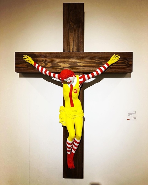 Скульптура «МакИисус» #McJesus с выставки «Священные товары», которая  проходит в художественном музее Хайфы наделала много шума. Автор данного экспоната финский художник Йени Линнонен. 