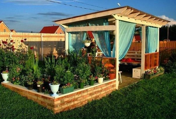 Цветник с беседкой - отличная идея 