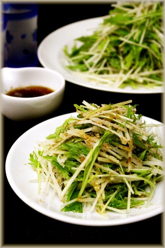 Дайкон и листья мизуны с ароматом юдзу-кошо/Crispy Daikon and Mizuna Leaves Salad with Yuzu-kosho Flavour. 