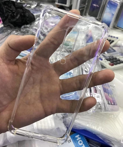 Хорошо зарекомендовавший себя индийский инсайдер Судханшу Амбхоре (Sudhanshu Ambhore) на своей страничке в Twitter опубликовал фотографии чехла для смартфона OnePlus 7 Pro. Фотографии подтверждают, что OnePlus 7 Pro будет довольно крупным смартфоном, а также (в очередной раз), что устройство будет оснащено тройной основной камерой, модули которой расположены вертикально в центральной верхней части задней панели. На корпусе чехла также хорошо виден вырез, который предназначен для выдвижной фронтальной камеры. Напомним, у стандартной модели OnePlus 7 фронтальная камера будет располагаться в каплевидном вырезе дисплея на фронтальной части. Ранее другой инсайдер Ишан Агарвал (Ishan Agarwal) подтвердил, что OnePlus 7 и OnePlus 7 Pro поступят в продажу во всем мире 22 мая этого года, тогда как официальный анонс устройств ожидается 14 мая.