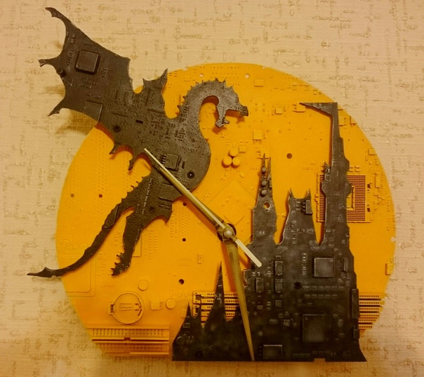 Вечерами делаю часы из компьютерных плат.