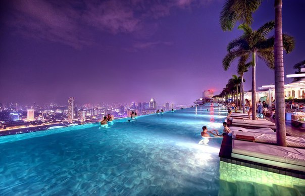 Вечерний бассейн Infinity Pool, Крыша отеля Marina Bay Sands, Сингапур