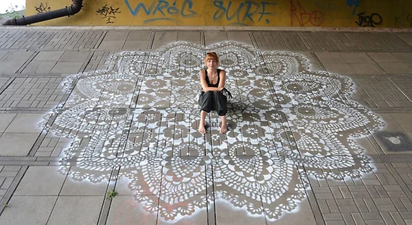 NeSpoon работает в технике трафарета, а ее излюбленный орнамент – тонкие и изящные кружева. На самом деле, сложно себе представить, но даже мусорные баки, которые художница «одевает» в замысловатые кружевные узоры, перевоплощаются в произведения искусства. В качестве инструментов художница использует краски в баллончике, трафарет, клей и кружевные скатерти.