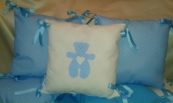 продаётся комплект бортиков в детскую кроватку, цена 3000р. можно приобрести отдельно, а можно в комплекте с простынью или лоскутным одеяком)