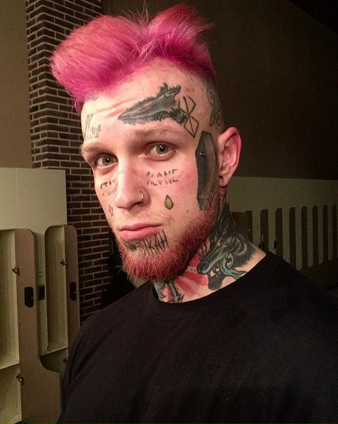 Сын Елены Яковлевой покрасил волосы и бороду в розовый цвет.