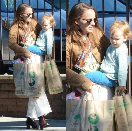 Натали Портман на прогулке с дочкой! 