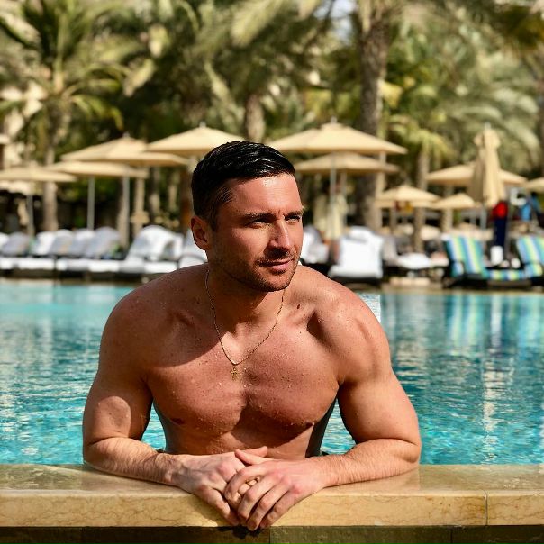 Сергей Лазарев продолжает демонстрировать свое шикарное тело!