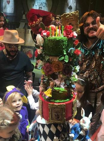 Торт для дочери Тимати на День рождения дочери за 400 тысяч рублей.