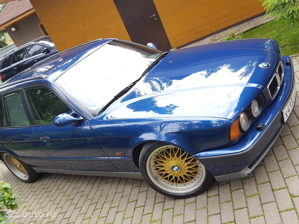 BMW M5 Е34 Touring — универсал 94 года в отличном состоянии. Всего было выпущено 890 таких машин. Удобный салон, надежная ходовая.