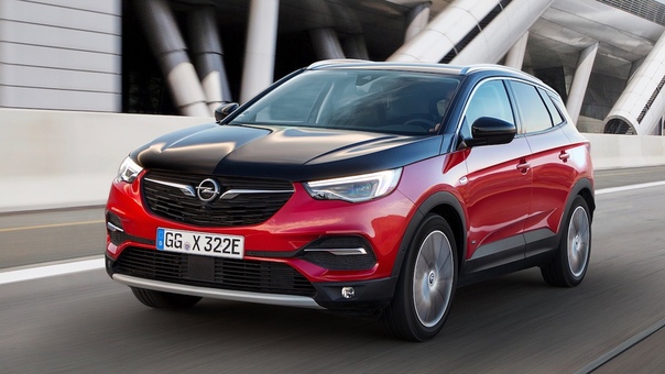 Первым подзаряжаемым гибридом Opel оказался 300-сильный кроссовера Grandland X. Он получил 1,6-литровый бензиновый турбомотор, восьмиступенчатый «автомат» и два электромотора. Запас хода на электротяге – 50 километров: