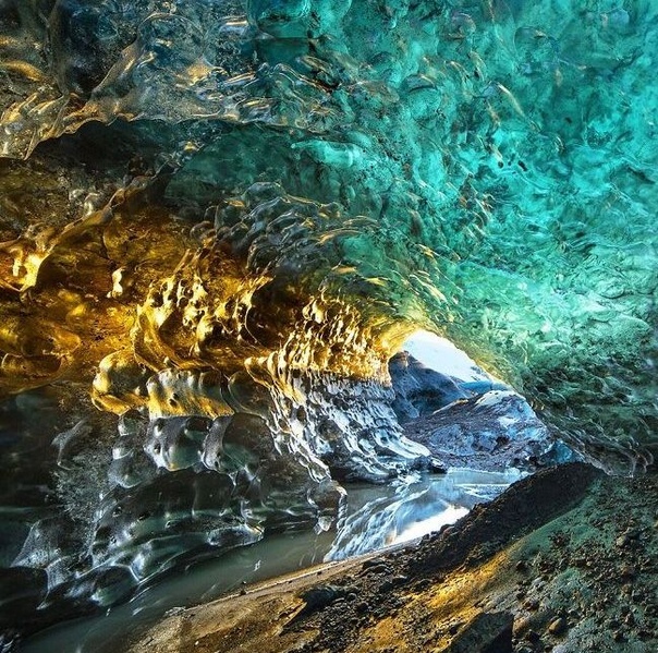 Потрясающие переливы оттенков внутри ледяной пещеры, Исландия