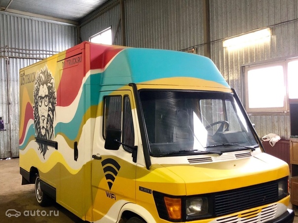 Это не просто автомобиль! Это настоящий рекламный щит на колесах. В стенку кузова вмонтирован огромный экран, на котором можно и кино посмотреть и на рекламе заработать. Готовый бизнес.
