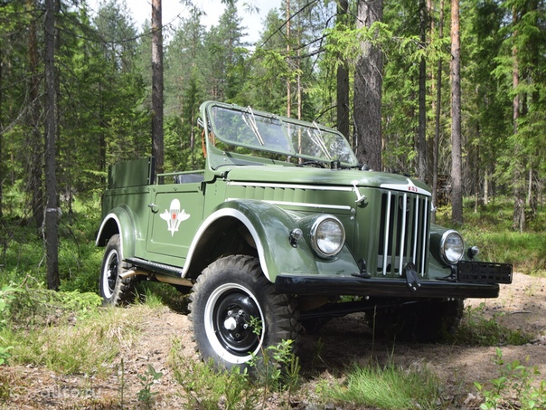 В то время, как знаменитый ЗИС-151 застревали в грязи или сугробах, ГАЗ-69 уверенно преодолевал любые трудности. Ему не стали помехой ни 40 см снега, ни 30 см грязи, ни рвы, глубиной около 55 см.