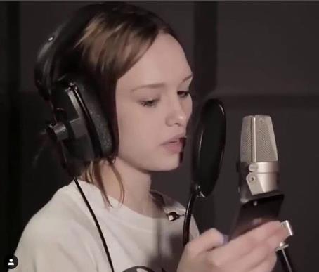 Диана Шурыгина записывает песню.