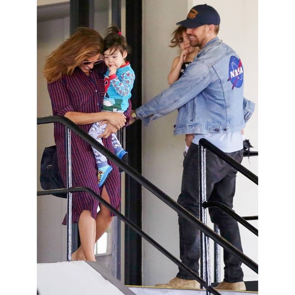 Супруги Ева Мендес и Райан Гослинг вышли на прогулку вместе со своими дочерьми и попали под прицел папарацци.