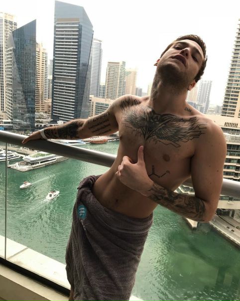 Рома Желудь похвастался ну очень сексуальным торсом!